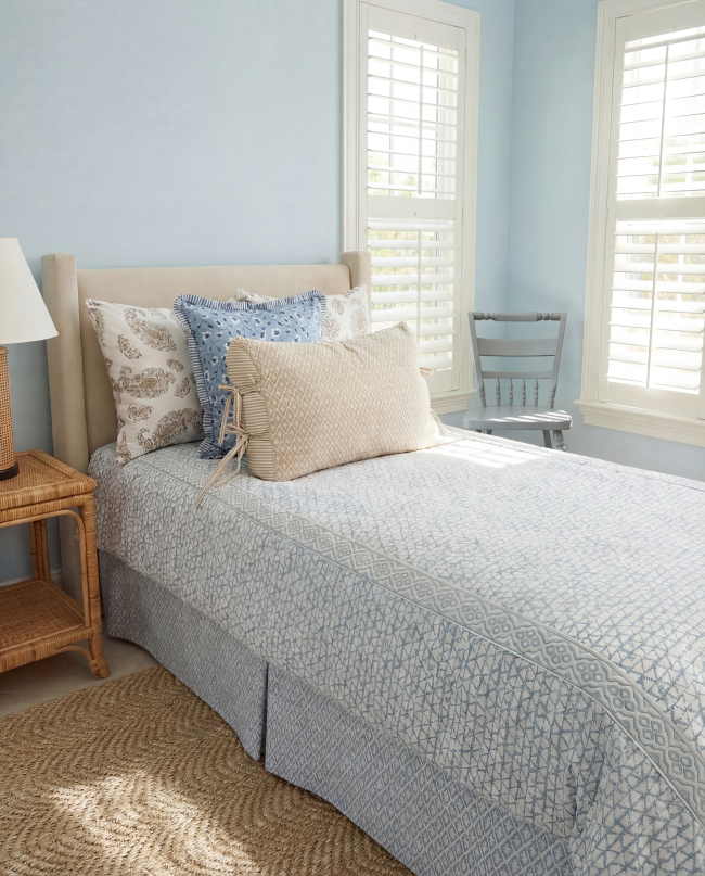 Blue-Chair-Twinsize-Bed-pillow